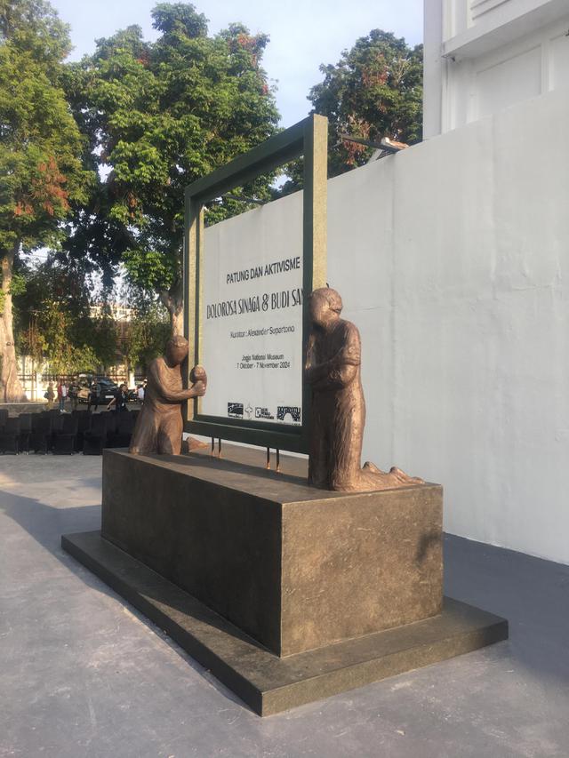 Monument to Enforced Disappearances in Indonesia by Dolorosa Sinaga. Photo by Denny Marhendri.