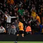 Gelandang Wolverhampton, Ruben Neves, merayakan gol yang dicetaknya ke gawang Manchester United pada laga Premier League di Stadion Molineux, Wolverhampton, Senin (19/8). Kedua klub bermain imbang 1-1. (AFP/Paul Ellis)