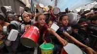 Organisasi hak asasi manusia Amnesty International pada 18 Agustus 2025 menuduh Israel menerapkan kebijakan sengaja untuk menyebabkan kelaparan di Gaza. (Eyad BABA/AFP)