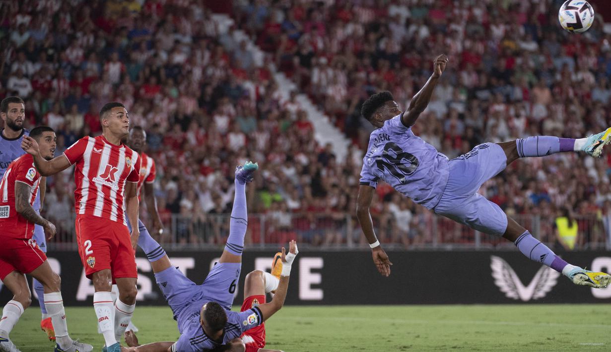 Pemain anyar Real Madrid, Aurelien Tchouameni (kanan) berusaha menendang bola ke gawang Almeria. Ia juga tampil apik membantu serangan Real Madrid. (AFP/Jorge Guerrero)