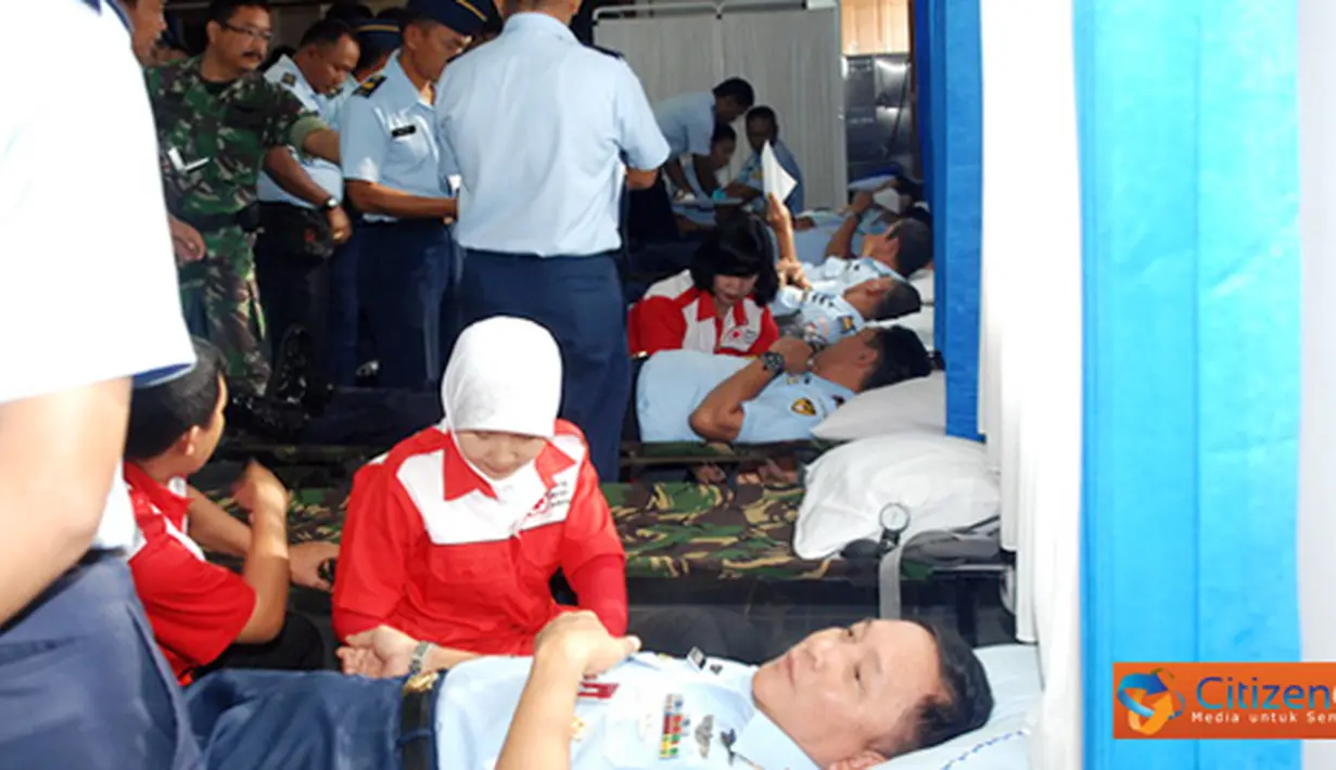Citizen6, Subang: Bakti Sosial donor darah personel TNI Angkatan Udara di Kalijati berhasil menghimpun sekitar 129 kantong darah dengan berbagai golongan darah. Kegiatan ini merupakan rangkaian Peringatan Hari Bakti TNI AU ke-64. (Pengirim: Pentaksdm)