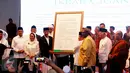 Presiden Jokowi dan Ketua Umum PBNU Said Aqil Sirajd saat memegang pigura Ikrar Ciganjur pada peringatan Haul Gus Dur ke 7 dan Peringatan Maulid Nabi Muhammad SAW di Ciganjur, Jakarta, Sabtu (23/12). (Liputan6.com/Gempur M Surya)