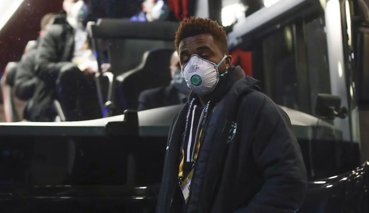 Pemain Ludogorets, Neuciano Gusmao mengenakan masker berjalan menuju stadion San Siro, Milan, Italia (27/2/2020). Wabah COVID-19 yang melanda Italia, membuat pemain Ludogorets mengenakan masker jelang bertanding melawan Inter Milan pada leg kedua babak 32 besar Liga Europa. (Ludogorets FC via AP)