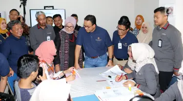 Gubernur DKI Jakarta, Anies Baswedan (tengah) didampingi Dirut Bank DKI, Zainuddin Mappa (kedua kiri) sedang menyaksikan proses akad kredit Hunian Program DP 0 Rupiah di Klapa Village, Jakarta (31/8/2019). Hunian program rumah DP 0 Rupiah yang siap huni tersedia dalam 3 tipe. (Liputan6.com/HO/Budi)