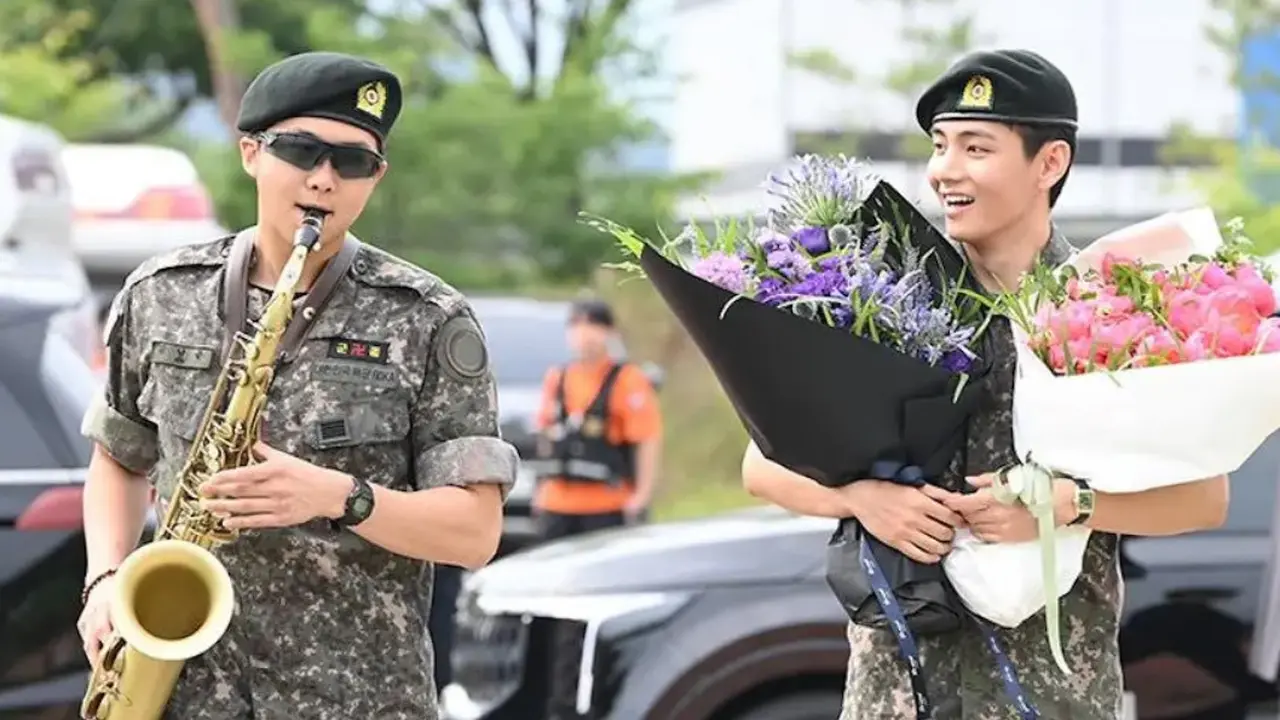 RM dan V BTS Akhir Kembali dari Wajib Militer
