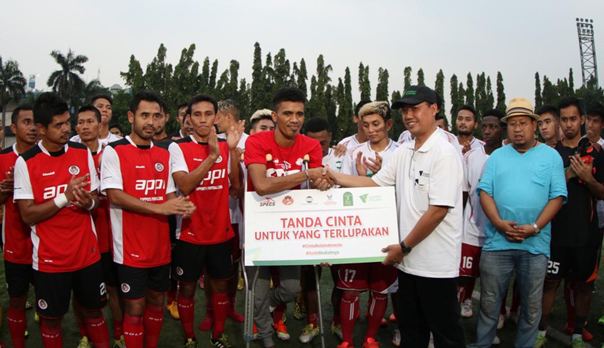 Alfin Tuasalamony mendapat bantuan dari Dompet Dhuafa. (Bola.com/Arief Bagus)
