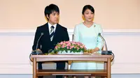 Ekspresi Putri Mako dan Komuro saat mengumumkan pertunangannya di Akasaka East Residence, Tokyo, Jepang, (3/9). Kisah cinta mereka dimulai ketika bertemu di sebuah restoran pada lima tahun lalu. (AFP Photo/Pool/Shizuo Kambayashi)