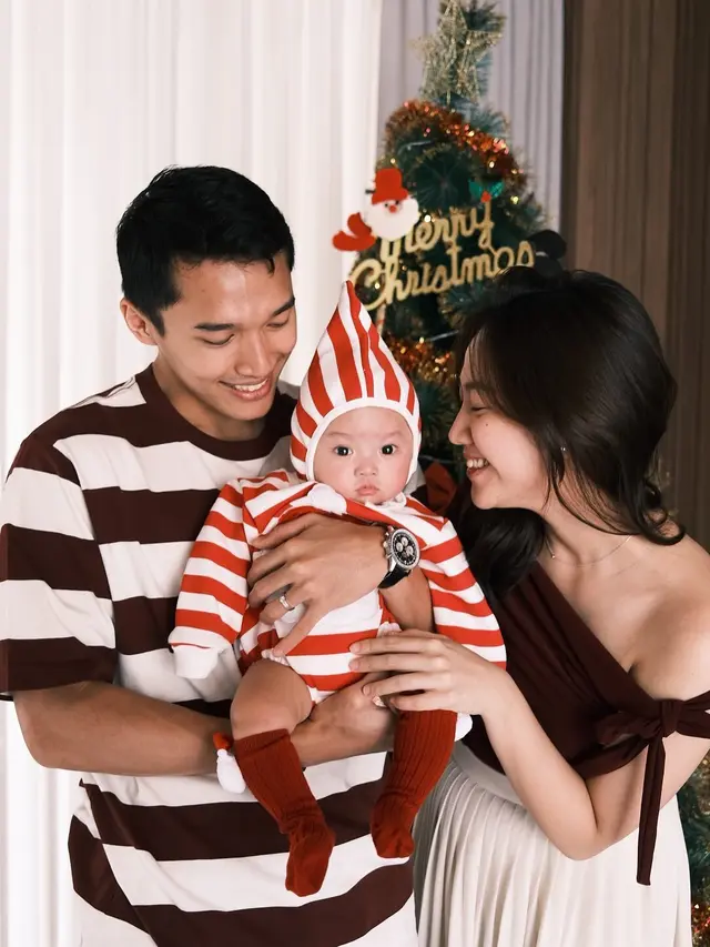 8 Pemotretan Keluarga Publik Figur Bertema Natal Ini Memukau, Penuh Keceriaan