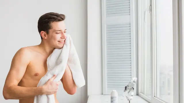 Cara Merawat Wajah Cowok agar Tak Berjerawat - Ragam Bola.com