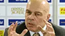 Pelatih baru VfB Stuttgart, Christian Gross di sesi konferensi pers di Stuttgart, 6 Desember 6, 2009. Gross menggantikan Markus Babbel. AFP PHOTO DDP/ MICHAEL LATZ