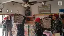 Prajurit Kopassus membawa sembako untuk warga terdampak gempa di Desa Citalahap, Kabupaten Lebak, Bogor (23/1). Gempa berkekuatan 6,1 Skala Richter, tersebut mengguncang sebagian wilayah di pulau Jawa bagian barat. (LIputan6.com/Pool/Kopassus)
