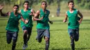Pandi Lestaluhu (kedua kanan) dan pemain lainnya berlatih saat mengikuti seleksi Timnas Indonesia U-19 di Lapangan POR Pelita Jaya, Sawangan, Jawa Barat, Selasa (26/7/2016). (Bola.com/Vitalis Yogi Trisna)