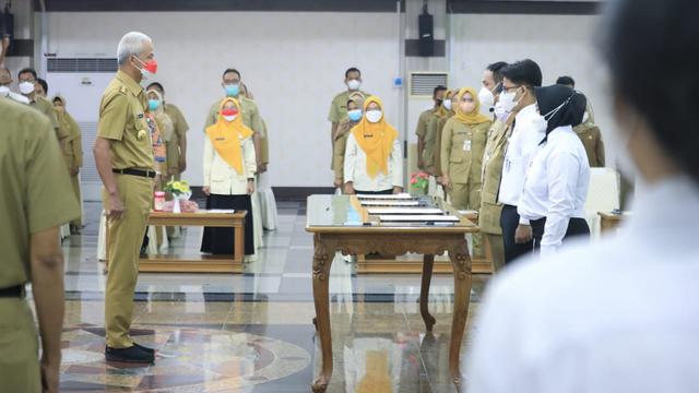 Gubernur Jawa Tengah, Ganjar Pranowo melantik pejabat fungsional sekaligus penyerahan SK Pengangkatan CPNS dan PPPK Non Guru di lingkungan Pemprov Jateng, Senin (4/4/2022). (Foto: Humas Jateng)