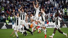 Para pemain Juventus merayakan gelar juara Serie A 2019 usai menaklukkan Fiorentina di Stadion Juventus, Sabtu (20/4). Juventus menang 2-1 atas Fiorentina. (AFP/Isabella Bonotto)