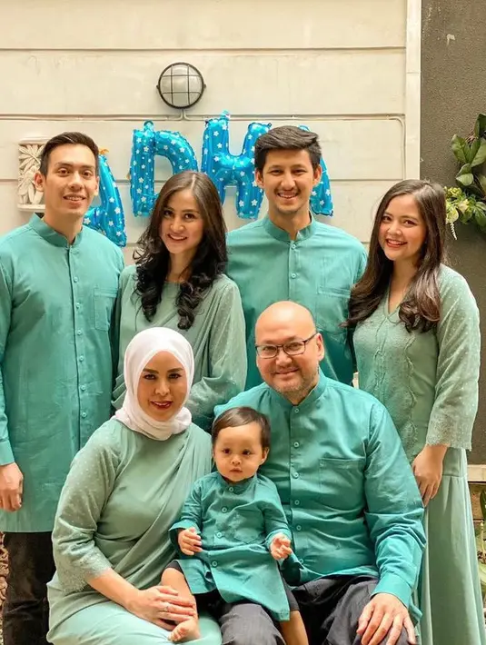 Saat idul Adha keluarga ini pun tampil serasi dengan busana hijau mintnya.  [@randibachtiar]