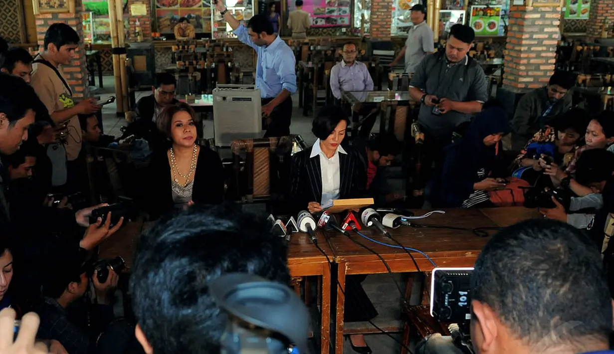 Dalam pernyataannya, Wanda Hamidah mengaku tidak pernah menerima panggilan dari PAN sebelum resmi diberhentikan, Jakarta, (16/9/14). (Liputan6.com/Faisal R Syam) 