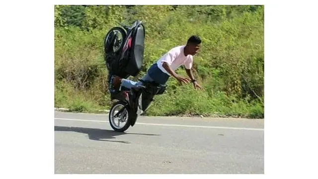 5 Potret Apes Orang Sebelum Jatuh Dari Motor Ini Miris
