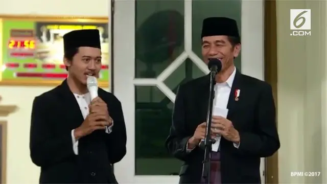 Seorang santri di Pondok Pesantren Darussalam Banyumas, Jawa Tengah beatboxing atau bermusik dengan mulut, di samping Presiden Jokowi, Kamis malam 15 Juni 2017. Berkat aksinya, sang santri itu mendapat hadiah dari presiden