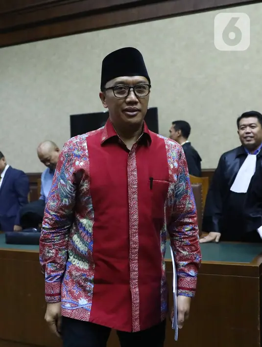 Mantan Menpora Imam Nahrawi usai menjalani sidang dakwaan kasus suap dana hibah KONI di Pengadilan Tipikor, Jakarta, Jumat (14/2/2020). Imam didakwa menerima suap sebesar Rp 11,5 miliar dari mantan Sekjen KONI Ending Fuad Hamidy dan mantan Bendahara KONI Johnny E Awuy. (Liputan6.com/Angga Yuniar)