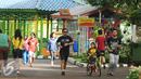 Warga melakukan aktivitas olahraga di sekitar kawasan Kebun Binatang Ragunan, Jakarta, Minggu (9/10). Kawasan KBR menjadi salah satu lokasi alternatif warga Jakarta untuk berolahraga pada Minggu pagi. (Liputan6.com/Helmi Fithriansyah)