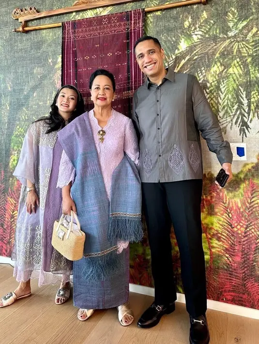 Saat merayakan acara mangalehon ulos holong, Devi tampak anggun memakai kebaya brokat lilac dengan selendang dan bawahan ulos warna senada. [@pandjaitandevi]