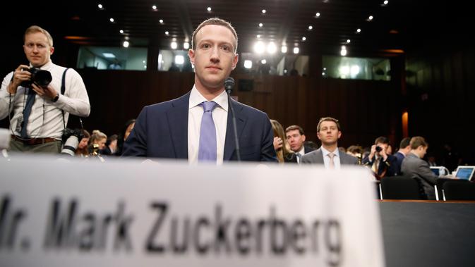 CEO Facebook Mark Zuckerberg memenuhi panggilan untuk bersaksi di hadapan Komite Senat Amerika Serikat di Capitol Hill, Washington, Senin (10/4). (AP Photo/Alex Brandon)