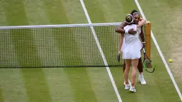 Petenis Serena Williams berpelukan dengan Simona Halep usai dirinya kalah dalam pertandingan final tunggal putri Wimbledon 2019 di London, Inggris, Sabtu(13/7/2019). Petenis Rumania itu mengalahkan jagoan Amerika Serikat dua set langsung, 6-2 dan 6-2. (Toby Melville/Pool Photo via AP)