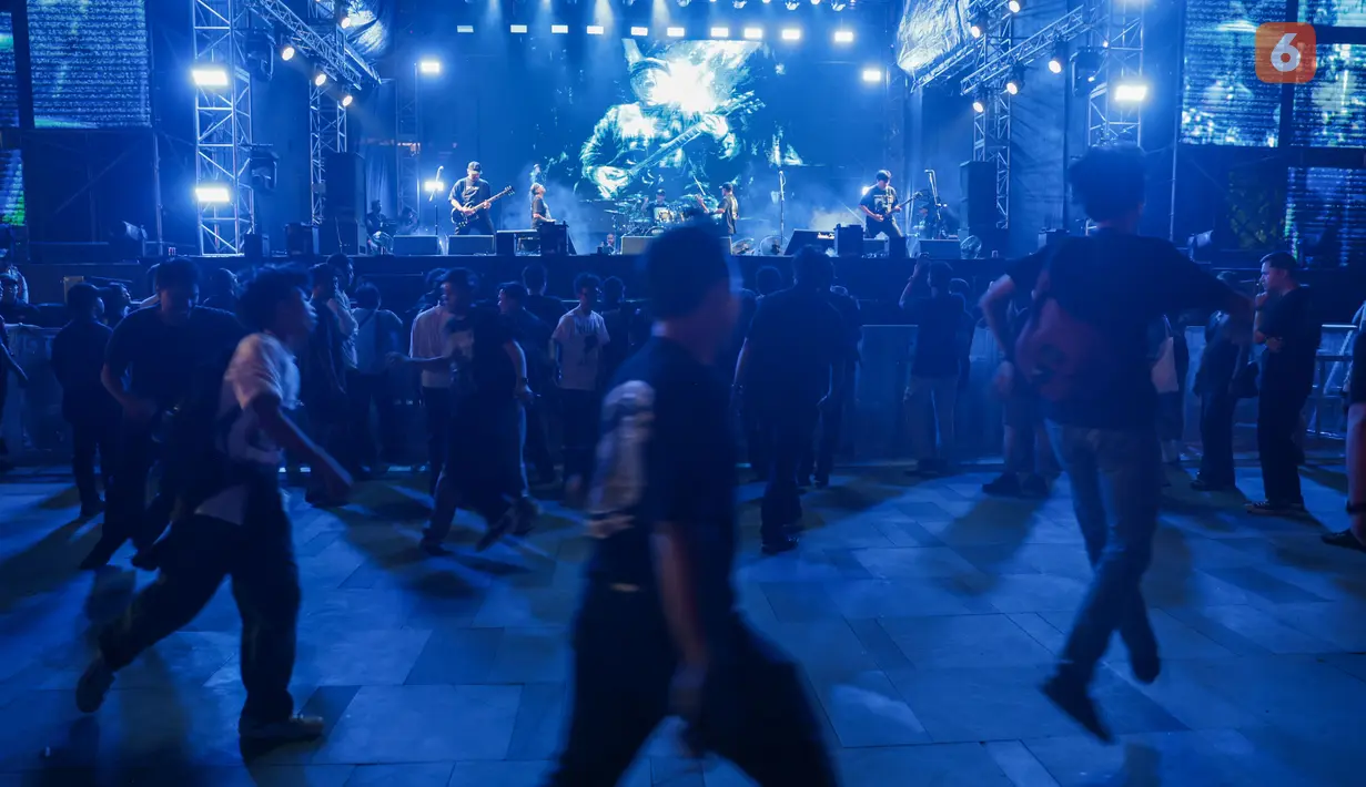 Penonton menikmati penampilan Seringai pada pembukaan Soundrenaline 2026 bertajuk Soundrenaline Sana Sini di Blok M District, Jakarta Selatan, Sabtu (18/7/2026). Festival musik ini akan digelar di lima kota hingga November 2026 dengan menghadirkan musisi internasional dan musisi Indonesia lintas generasi. (KLY/Budy Santoso)