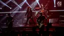 Penampilan grup band Slank dalam konser mereka yang bertajuk di Balai Sarbini, Jakarta, Selasa (27/2). Pada konser malam ini, gitaris Abdee Negara tidak dapat tampil karena masih dalam keadaan sakit. (Liputan6.com/Faizal Fanani)