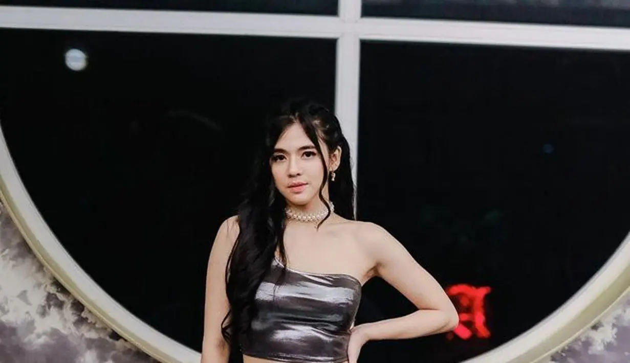 Berbagai foto dengan gaya yang ditunjuknya tentu membuat netizen jatuh hati melihat DJ Una.(instagram.com @putriuna)