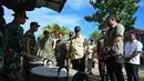Presiden Prabowo Subianto memastikan bahwa langkah darurat telah dilakukan dengan baik dan distribusi bantuan telah menjangkau seluruh masyarakat terdampak. Presiden menekankan agar seluruh proses penanganan bencana dilakukan secara cepat, tepat, dan menyeluruh. Tampak dalam foto, Presiden Republik Indonesia, Prabowo Subianto (tengah), meninjau operasional dapur umum yang menyiapkan makanan bagi para penyintas banjir bandang di posko pengungsian di Pandan, Tapanuli Tengah, Provinsi Sumatera Utara, pada 1 Desember 2025. (YT Hariono/AFP)
