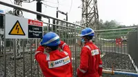 Petugas Safety Sign Indonesia tengah memasang rambu peringatan dalam rangka Keselamatan dan Kesehatan Kerja (K3). (Foto: Dok. SSI)