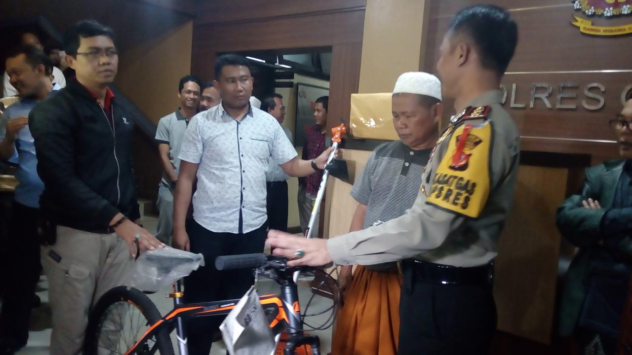 Sepeda untuk Uyu, Marbut Masjid Tersangka Penyebar Hoaks di Garut