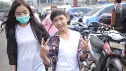 Seleb Tik Tok, Bowo Alpenliebe ditemui di kawasan Tendean, Jakarta, Rabu (4/7). Bowo yang masih duduk di bangku SMP ini bahkan menggelar acara meet and greet, dan penggemarnya rela membayar demi bertemu sang idola. (Liputan6.com/Faizal Fanani)