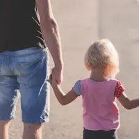 Bukan hanya tentang memberikan kasih sayang, kedekatan emosional juga membantu anak merasa diterima dan nyaman menjadi dirinya sendiri. (Foto/Dok: Pexels)