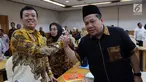 Kepala BNP2TKI Nusron Wahid berjabat tangan dengan Wakil Ketua DPR Fahri Hamzah saat mengikuti rapat kerja dengan Tim Pengawas Tenaga Kerja Indonesia (TKI) di Kompleks Parlemen, Senayan, Jakarta, Rabu (21/3). (Liputan6.com/JohanTallo)