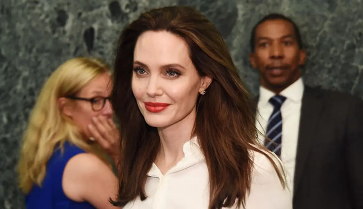 Merupakan hal yang wajar jika sepasang suami istri yang hendak bercerai mengalami kesedihan. Seperti yang terjadi dengan Angelina Jolie dan Brad Pitt yang sudah bersama sejak beberapa tahun yang lalu. (AFP/Michael Loccisano)