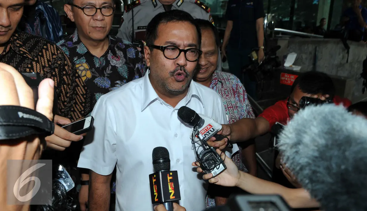 Rano Karno menjawab pertanyaan wartawan, Jakarta, Jumat (22/1). Rano mengakui bahwa Direktur Utama PT Banten Global Development Ricky Tampinongkol pernah melaporkan ada permintaan Rp10 miliar dari anggota DPRD Banten. (Liputan6.com/Helmi Afandi)