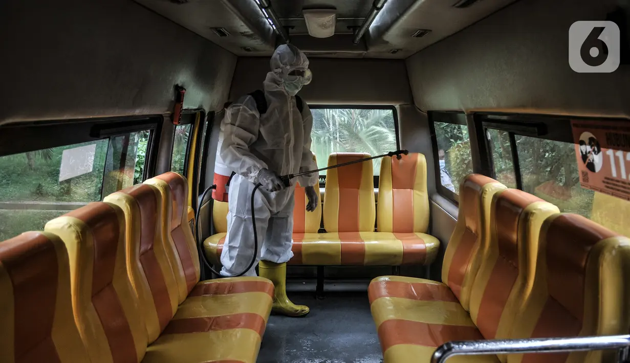 Sterilisasi bagian dalam bus sekolah di Pool Unit Pelayanan Angkutan Sekolah (UPAS) DKI Jakarta, Kramat Jati, Selasa (5/1/2021). Sterilisasi bus sekolah rutin dilakukan usai digunakan mengangkut pasien terpapar Covid-19 ke RS rujukan. (merdeka.com/Iqbal Nugroho)