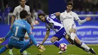Gelandang Real Madrid, Marco Asensio, berusaha membobol gawang Deportivo pada laga La Liga di Stadion Riazor, La Coruna, Rabu (26/4/2017). Deprtivo kalah 2-6 dari Madrid. (AFP/Miguel Riopa)
