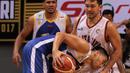 Pemain Satria Muda, Ronaldo Sitepu mencoba melewati adangan pemain Pelita Jaya, Ponsianus Indrawan pada laga Perbasi Cup 2017 di Sports Mall, Kelapa Gading, Jakarta, (10/11/2017). Pelita Jaya menang 82-77.  (Bola.com/Nick Hanoatubun)