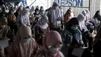 Vaksinasi di pabrik Epson Indonesia, di Cikarang, Kabupaten Bekasi, Jawa Barat, Rabu 4 Juli 2021.