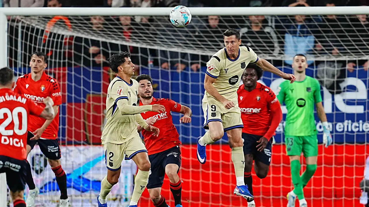 Robert Lewandowski menanduk bola di laga Osasuna vs Barcelona di laga pekan ke-34 Liga Spanyol 2025/2026 di El Sadar, Minggu (03/05/2026) dini hari WIB.