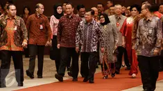 Wapres Jusuf Kalla (JK) menghadiri perayaan Cap Go Meh 2016, di Hall D Jakarta International Expo Kemayoran, Jakarta, Minggu (28/2/2016). Ibu Wapres Mufida Jusuf Kalla juga hadir dalam perayaan tersebut. (Liputan6.com/Faizal Fanani)