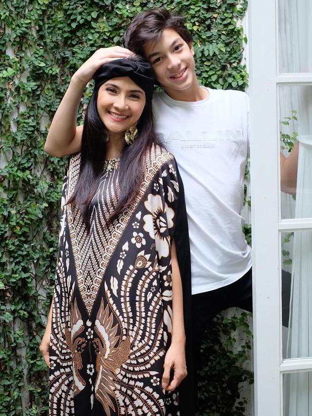 Bak Kakak Beradik, Ini 7 Potret Kebersamaan Maudy Koesnaedi dan Putranya