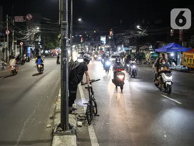 Kondisi lalu lintas pada malam takbiran di Jalan KH Mas Mansyur, Jakarta, Sabtu (23/5/2020). Polisi dikerahkan menjaga Jalan KH Mas Mansyur untuk mengantisipasi adanya takbir keliling di kawasan tersebut. (Liputan6.com/Faiza Fanani)