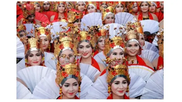 Memakai mahkota dari kulit kerbau.