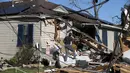 Kennell Harris merekam kerusakan rumah keluarga di Tita Street di Algiers, sebuah lingkungan di New Orleans, Kamis (15/12/2022). Gubernur Louisiana John Bel Edwards mengatakan, sebanyak 21 tornado telah menghantam wilayah pada Selasa dan Rabu, meninggalkan jejak kerusakan yang cukup parah. (David Grunfeld/The Times-Picayune/The New Orleans Advocate via AP)