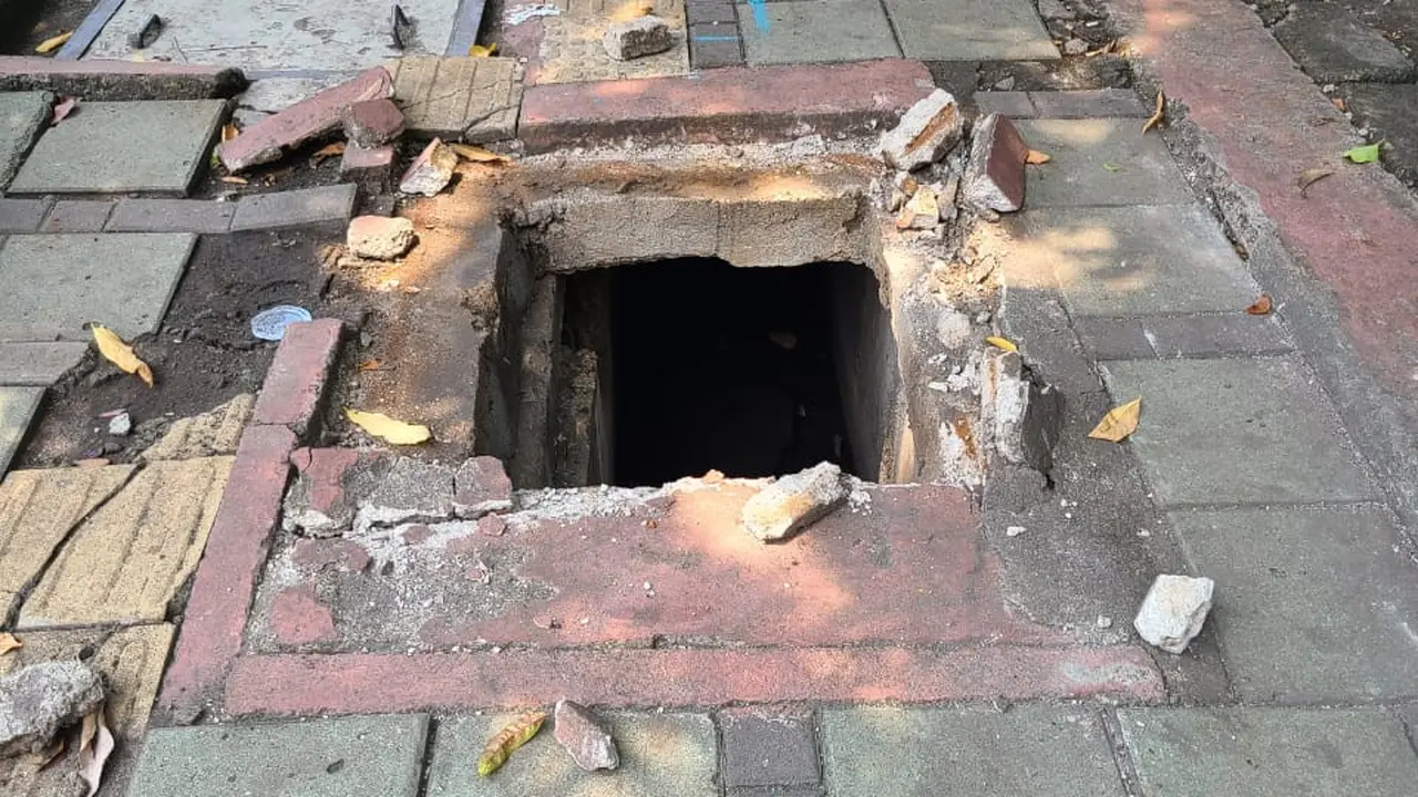Besi penutup saluran air hilang di Jakarta Barat.