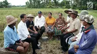 Presiden Joko Widodo atau Jokowi berdialog dengan warga di Desa Kukuh, Kecamatan Marga, Tabanan, Bali, Jumat (23/2). Kegiatan ini mengawali rangkaian acara Jokowi di Bali. (Liputan6.com/Pool/Biro Pers Setpres)